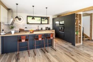 Chalet neuf, Jacuzzi, piscine privée mai-sept, pétanque, proche Paradiski