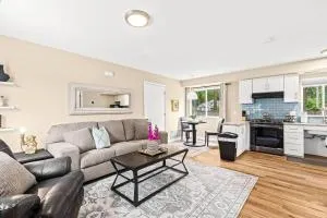 1st Floor 1BR Flat, King Bed, End Unit - 罗斯维尔