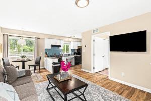 1st Floor 1BR Flat, King Bed, End Unit