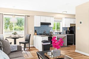 1st Floor 1BR Flat, King Bed, End Unit