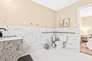 1st Floor 1BR Flat, King Bed, End Unit