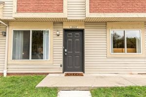 1st Floor 1BR Flat, King Bed, End Unit