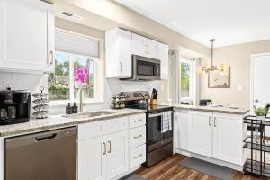 Spacious 1BR Flat, Workspace, King Bed