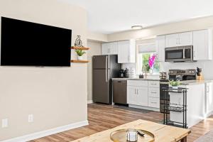 Spacious 1BR Flat, Workspace, King Bed