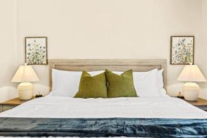 Spacious 1BR Flat, Workspace, King Bed