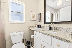 Spacious 1BR Flat, Workspace, King Bed