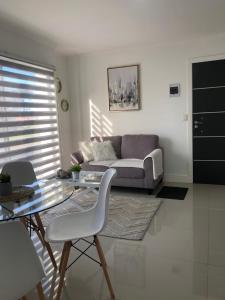 Departamento Los Canelos, a metros de Avenida Las Industrias- Incluye, NETFLIX DirecTV aire acondicionado, Internet