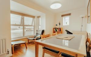 Luxury Riverview 2Bed Apt- 5 mins from Excel London, Canary wharf, 02 Arena - Free Parking - PlayStation 4 Provided