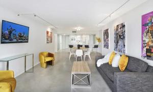 Shore to Please! Park And Water Views!