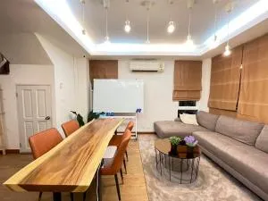 Modern 5-Bedroom Townhome near MRT and Local Charm - Ban Yang