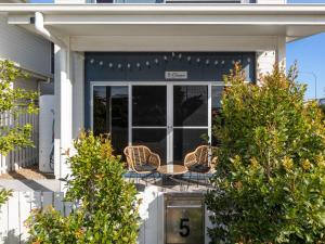 Oceans Five - Beachside Paradise