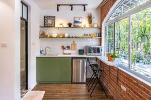 2 bedrooms - street view -5 mins to Old Quarter