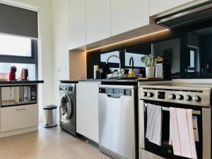 Enjoy Scenic 1BR with BeachAccess Parking at Pixel504
