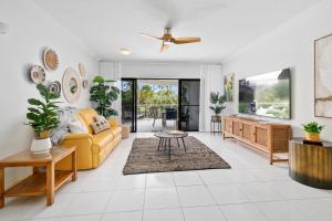 Elegant 3BR Cairns Esplanade Apartment with Pool