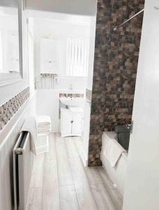 Lovely Two Bedroom Apartment, with private garden!