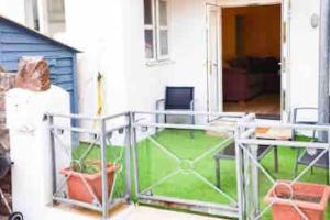 Lovely Two Bedroom Apartment, with private garden!