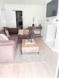 Lovely Two Bedroom Apartment, with private garden!