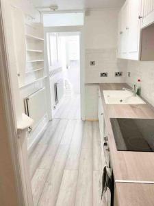 Lovely Two Bedroom Apartment, with private garden!