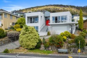Super nice house with sea view free parking - Sandy Bay