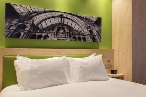 King Room - Mobility Accessible  room in Hampton By Hilton Antwerp Central Station