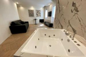 Appartements Love Room Luxury Jaccuzi : photos des chambres