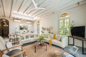 LohonoStays Castello Villa 1