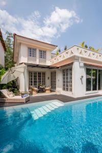 LohonoStays Castello Villa 1