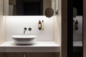 Deluxe Twin Room room in Alexandra Barcelona Hotel Curio Collection by Hilton