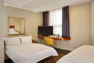Executive King Room with Sofa Bed room in Park Plaza Nottingham