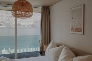 Stunning and Modern House On The Lake