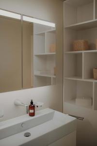 Stunning and Modern House On The Lake