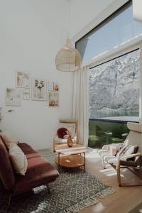 Stunning and Modern House On The Lake