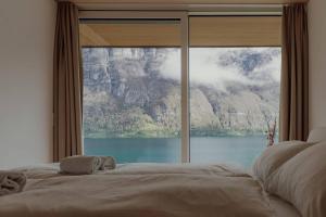 Stunning and Modern House On The Lake