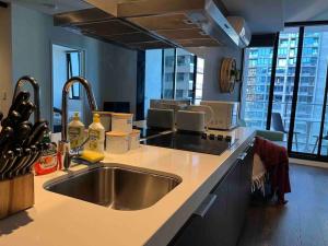 City-view High Rise 2BR Apt wPool, Sauna Gym, Library near Southern Cross Station Melbourne CBD