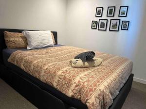 City-view High Rise 2BR Apt wPool, Sauna Gym, Library near Southern Cross Station Melbourne CBD