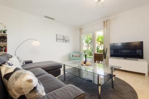 Sea view apartment with private garden and jacuzzi in Balcones del Lago, Istan