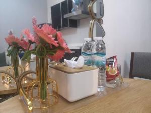 Studio with Netflix, 55in TV, 200Mbs net, in heart of Makati