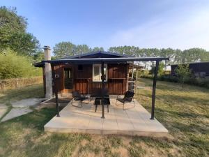 Chalets chalet en bord de riviere (saone) : photos des chambres