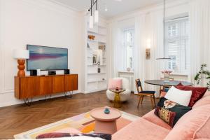 Estery Colourful Luxury Apartment