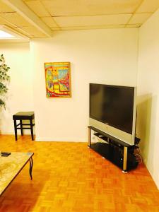 Stylish Montreal Apartment: Comfortable Stay in the Golden Square Mile