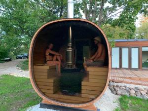 Puhkemaja metsa sees