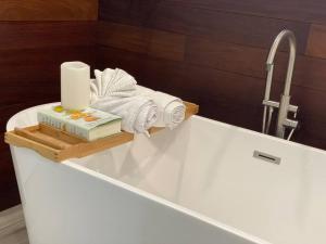 Sarasota Updated pool home, Near Siesta Key