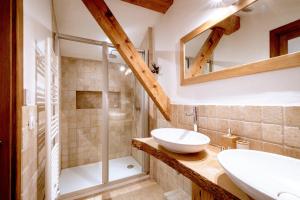 Chalets Ferme Liberte - stunning, comfortable, & modern sleeps 14- private mini van : photos des chambres