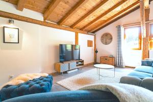 Chalets Ferme Liberte - stunning, comfortable, & modern sleeps 14- private mini van : Chalet