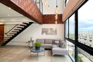 New Loft Apt Full AC King Bed