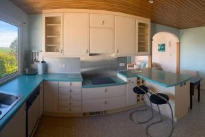 Seaview Bungalow, Thurlestone, Seaview, Beaches Nearby, Onsite Parking, 2 Bedrooms