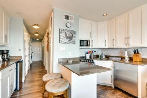 Pool and Ocean Views Beachfront Condo in Galveston