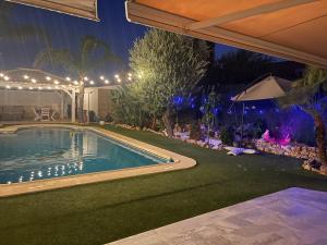 Habitación con baño privado frente a la piscina, máximo 2 Personas, no es la casa completa