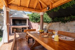 Villa Antura with private heated 50sqm pool, 3 bedrooms, 3 bathrooms, and gym