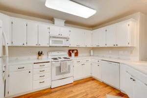 Tasteful Tualatin Home 40 Mi to Willamette Valley